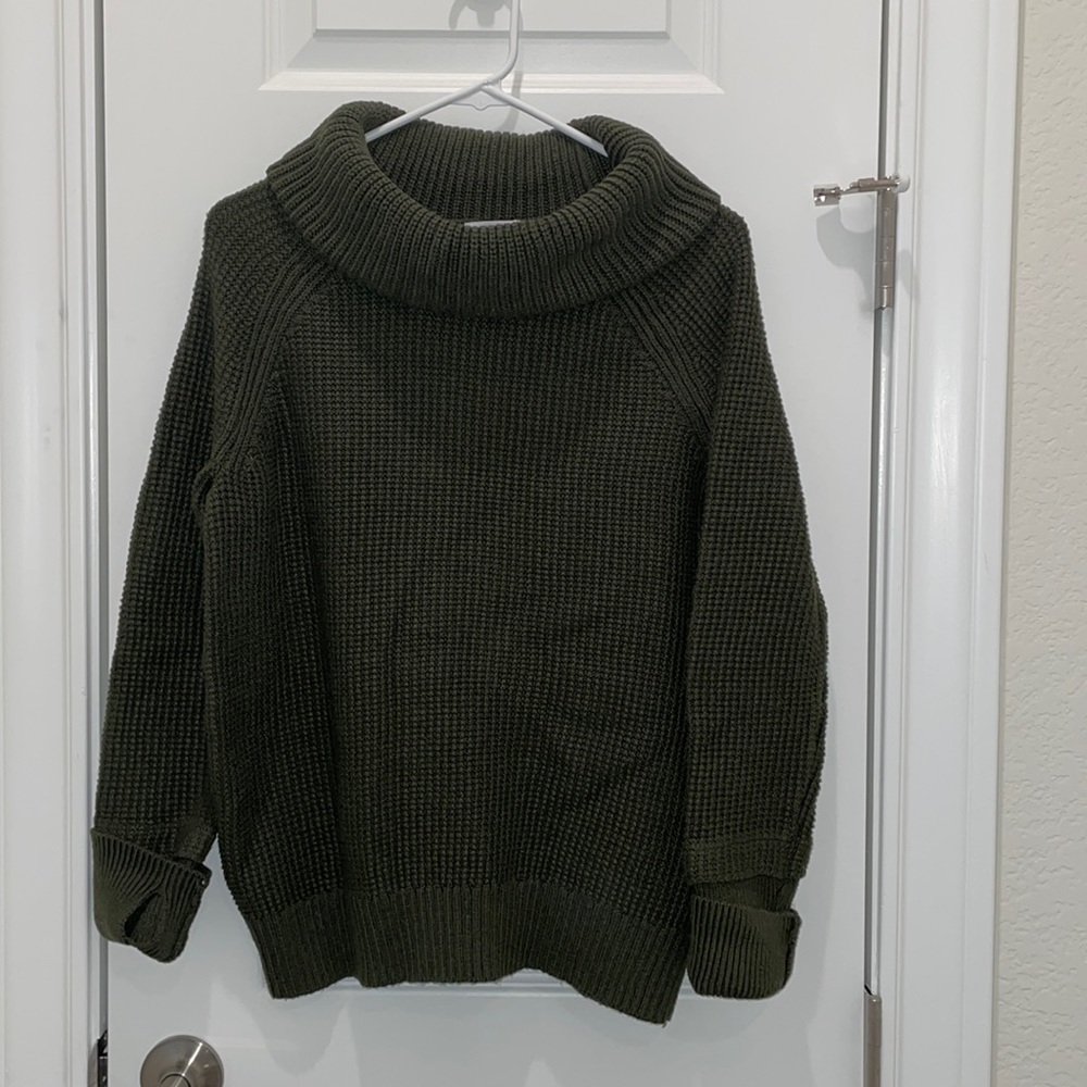 SZ1 10 (M) long sleeve sweater with thumbhole cuff. Color is dark forest green.